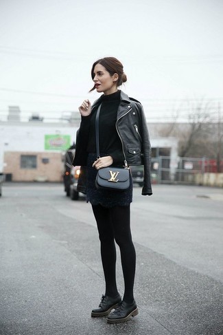Comment porter une veste motard en cuir noire avec un pull à col roulé noir