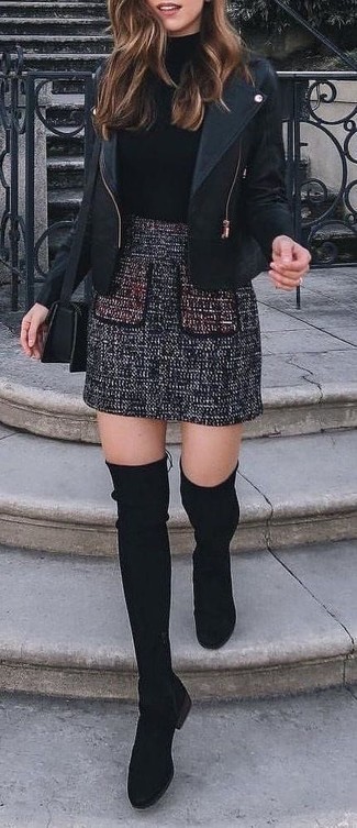 Comment porter une veste motard en cuir noire avec un pull à col roulé noir