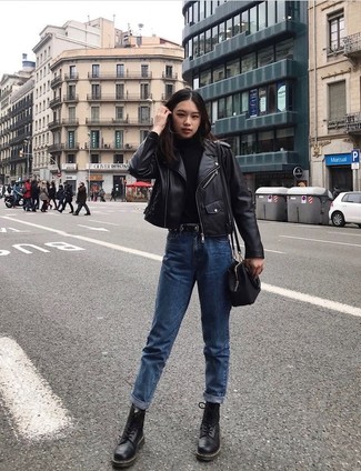 Comment porter une veste motard en cuir noire avec un pull à col roulé noir