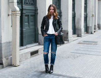 Comment porter un sac bourse en cuir noir