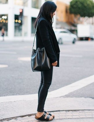 Comment porter un sac bourse en cuir noir
