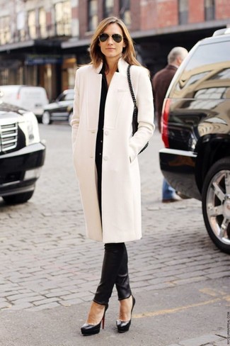 Comment porter un sac bourse en cuir noir