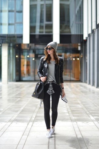 Comment porter un sac bourse en cuir noir