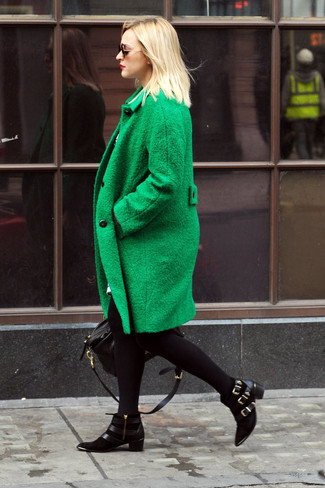 Comment porter un grand sac en cuir noir