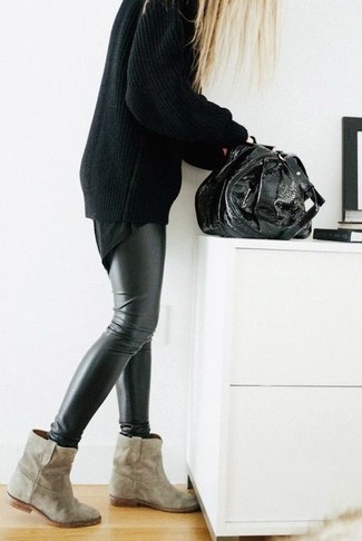 Comment porter un grand sac en cuir noir