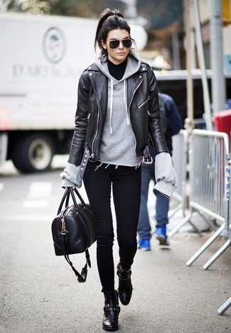 Comment porter un grand sac en cuir noir