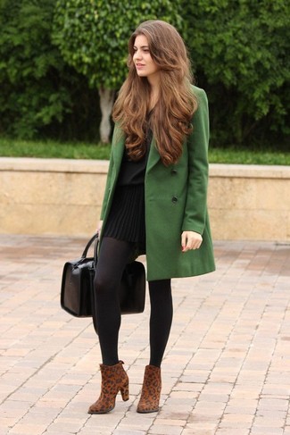 Comment porter un grand sac en cuir noir
