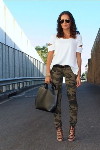 Comment porter des sandales spartiates en cuir noires