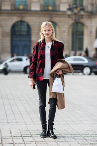 Comment porter des bottines plates à lacets en cuir noires