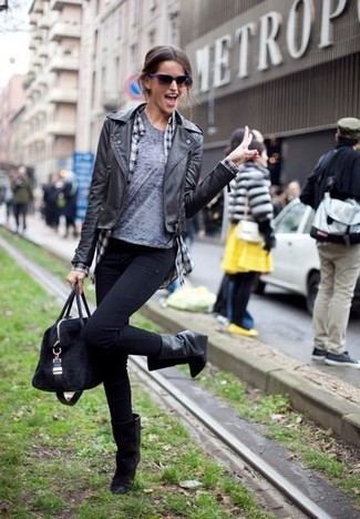 Comment porter des bottes mi-mollet en cuir noires