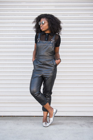 Comment porter une salopette en cuir noire