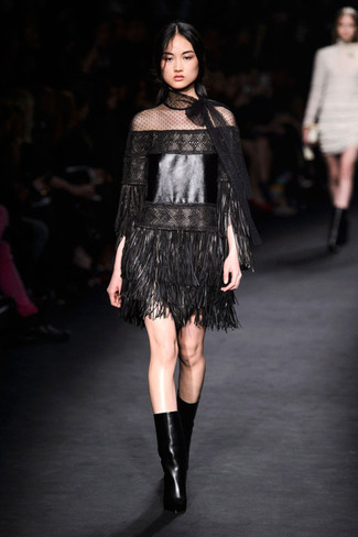 Comment porter une robe droite en cuir noire