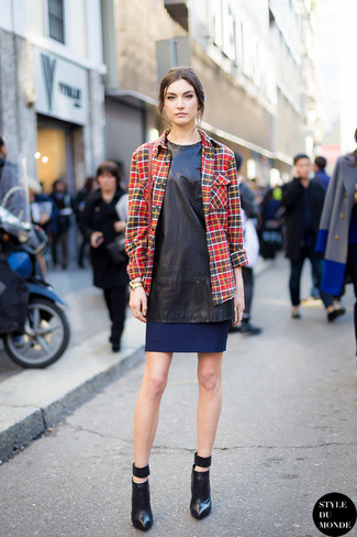 Comment porter une robe droite en cuir noire