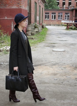 Comment porter une robe droite en cuir noire
