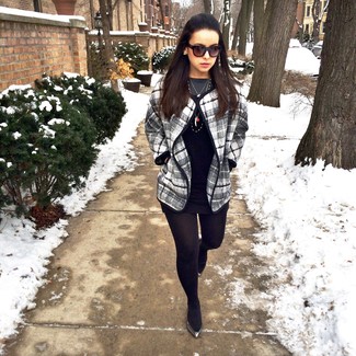 Comment porter une robe droite en cuir noire