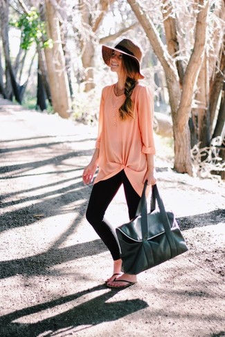 Comment porter des leggings noirs en été à 30 ans