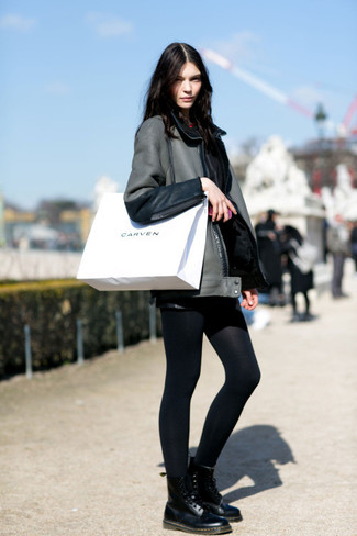 Comment porter des leggings noirs en été à 30 ans