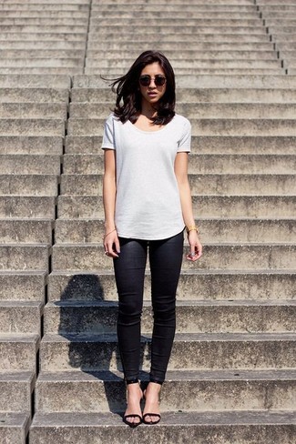 Comment porter des leggings noirs en été à 30 ans