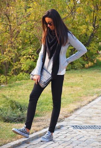 Comment porter des leggings noirs pour un style relax au printemps