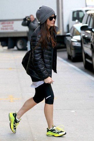 Comment porter des leggings noirs pour un style relax quand il fait froid