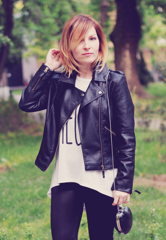 Comment porter des leggings noirs pour un style relax quand il fait chaud