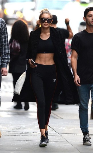 Comment porter des leggings noirs en été à 30 ans