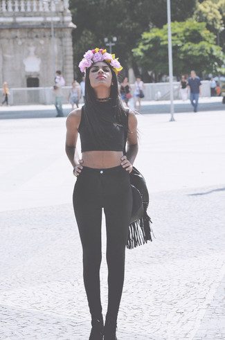 Comment porter des leggings noirs en été à 30 ans