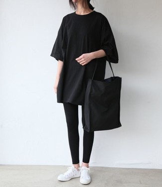 Comment porter des leggings noirs en été à 30 ans