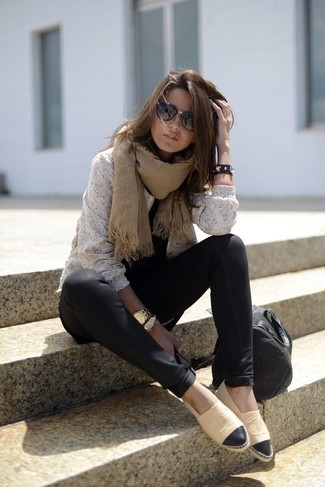 Comment porter des leggings noirs pour un style relax au printemps