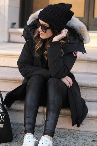 Comment porter des leggings noirs pour un style relax quand il fait froid à 30 ans