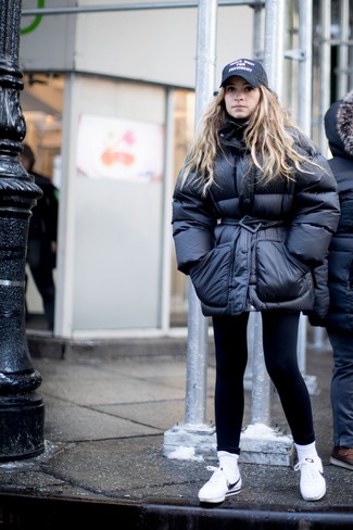 Comment porter des leggings noirs pour un style relax quand il fait froid à 30 ans