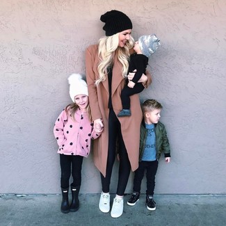 Comment porter des leggings noirs pour un style relax quand il fait froid à 30 ans