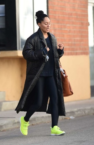 Comment porter des leggings noirs pour un style relax quand il fait froid à 30 ans