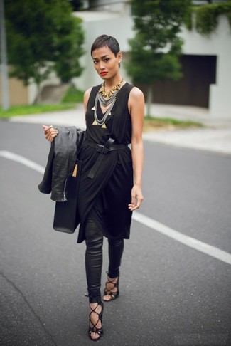 Comment porter des leggings noirs en été à 30 ans