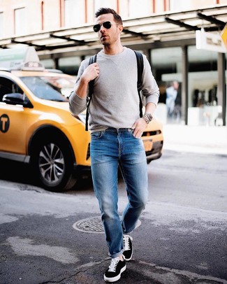 Un jean à porter avec des baskets basses noires