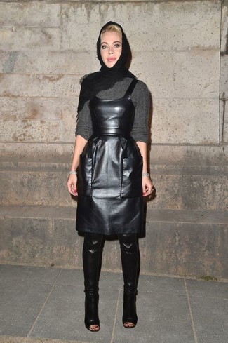 Comment porter une robe chasuble noire