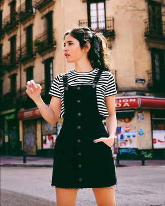 Comment porter une robe chasuble noire