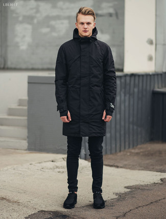 Un jean à porter avec une parka noire