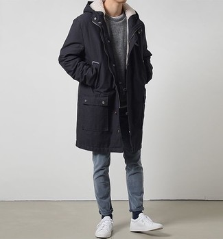 Un jean à porter avec une parka noire