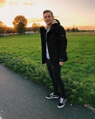 Un jean à porter avec une parka noire à 30 ans