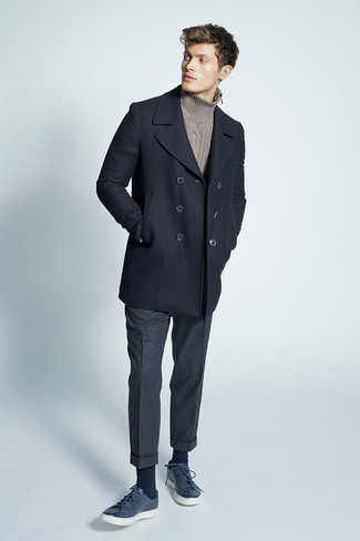 Un pull à col roulé à porter avec un caban noir