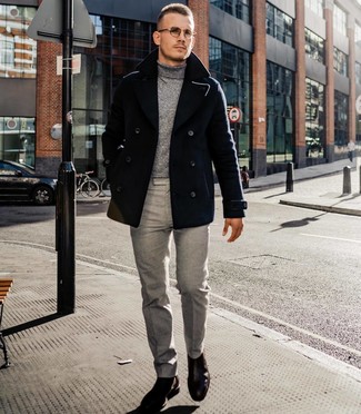Un pull à col roulé à porter avec un caban noir