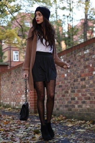Comment porter une minijupe plissée noire