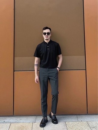 Des slippers à porter avec un polo noir