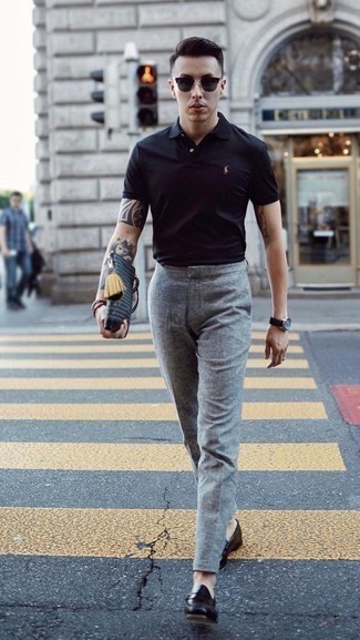 Des slippers à porter avec un polo noir
