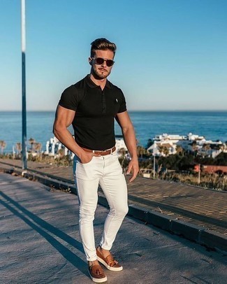 Des slippers à porter avec un polo noir