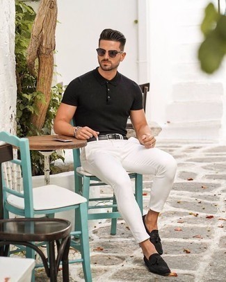 Des slippers à porter avec un polo noir
