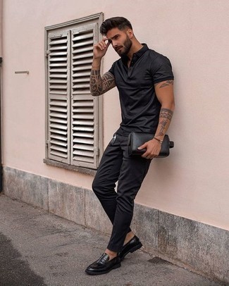 Des slippers à porter avec un polo noir