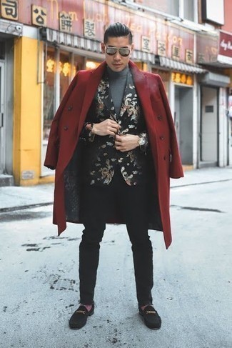 Comment porter un blazer imprimé noir quand il fait froid