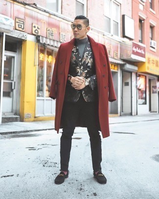 Comment porter un blazer imprimé noir quand il fait froid